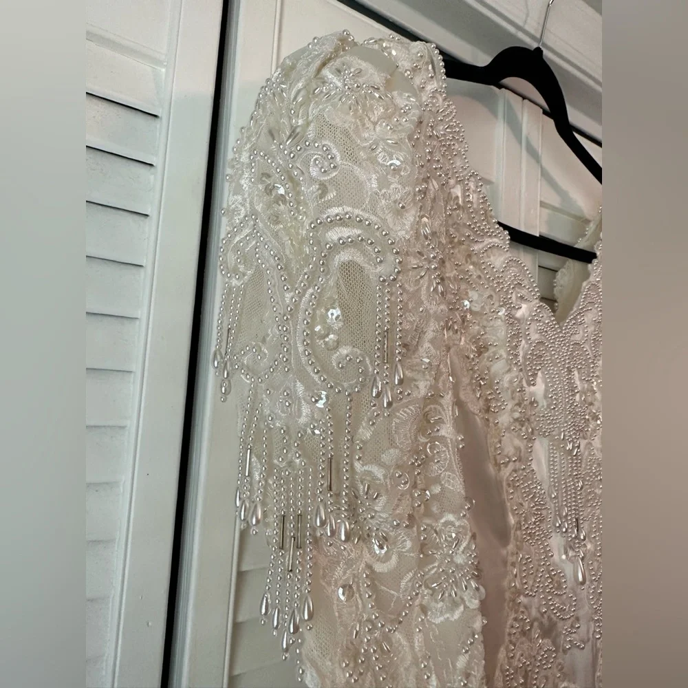 Stunning classic wedding dress - Picture 5 of 16